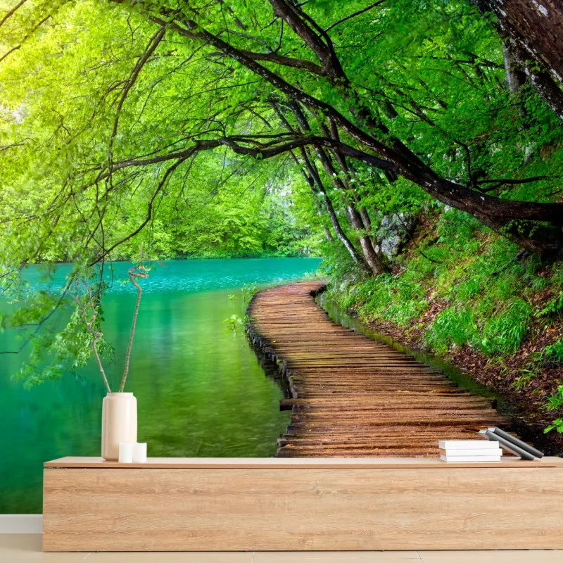 Fototapeta spokojny drewniany pomost nad jeziorem w zielonym lesie – Wallissimo® Fototapeta spokojny drewniany pomost nad jeziorem w zielonym lesie – Wallissimo®