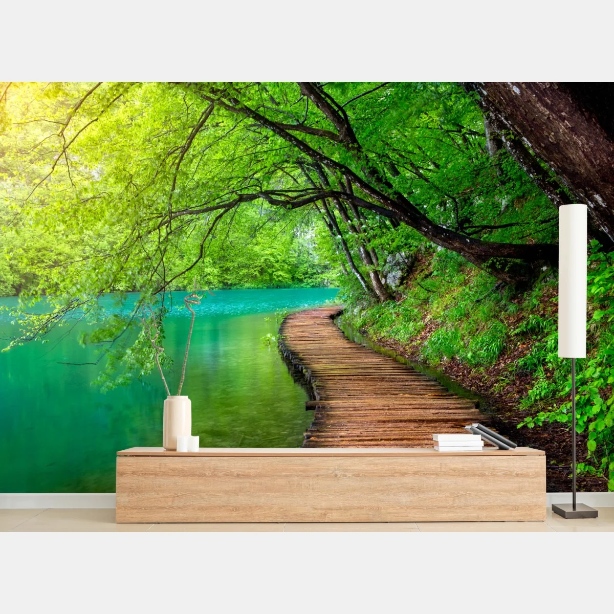 Fototapeta spokojny drewniany pomost nad jeziorem w zielonym lesie – Wallissimo® Fototapeta spokojny drewniany pomost nad jeziorem w zielonym lesie – Wallissimo®