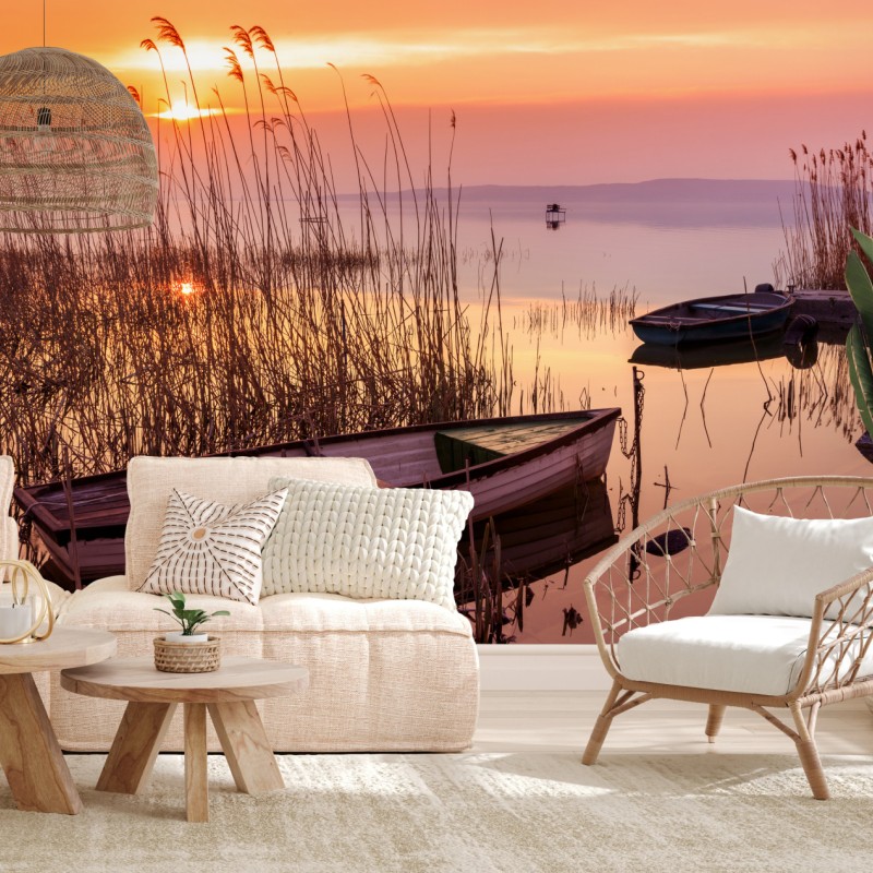 Fototapeta zachód słońca nad jeziorem z zacumowanymi łodziami – Wallissimo®