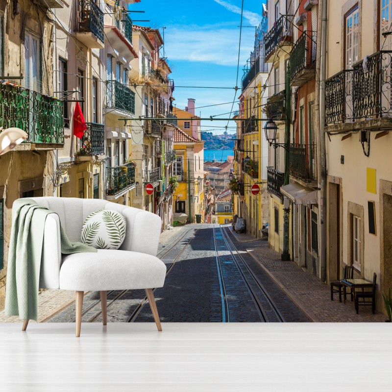 Fototapeta stara ulica w Lizbonie w słoneczny dzień – Wallissimo® Fototapeta stara ulica w Lizbonie w słoneczny dzień – Wallissimo®