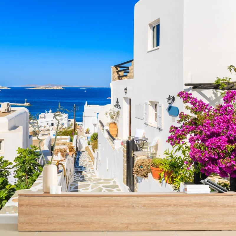 Fototapeta słoneczna uliczka w Mykonos – Wallissimo® Fototapeta słoneczna uliczka w Mykonos – Wallissimo®