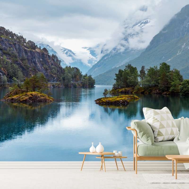 Fototapeta Lovatnet jezioro odbicie w mglistych górach Norwegii – Wallissimo® Fototapeta Lovatnet jezioro odbicie w mglistych górach Norwegii – Wallissimo®