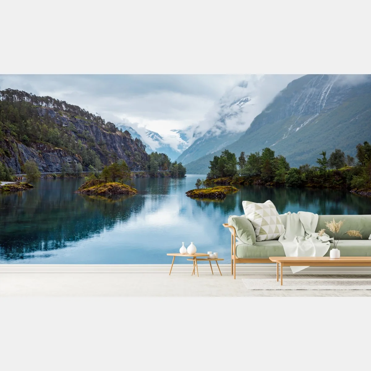 Fototapeta Lovatnet jezioro odbicie w mglistych górach Norwegii – Wallissimo® Fototapeta Lovatnet jezioro odbicie w mglistych górach Norwegii – Wallissimo®