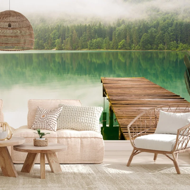 Fototapeta mglisty widok jeziora z drewnianym pomostem – Wallissimo® Fototapeta mglisty widok jeziora z drewnianym pomostem – Wallissimo®