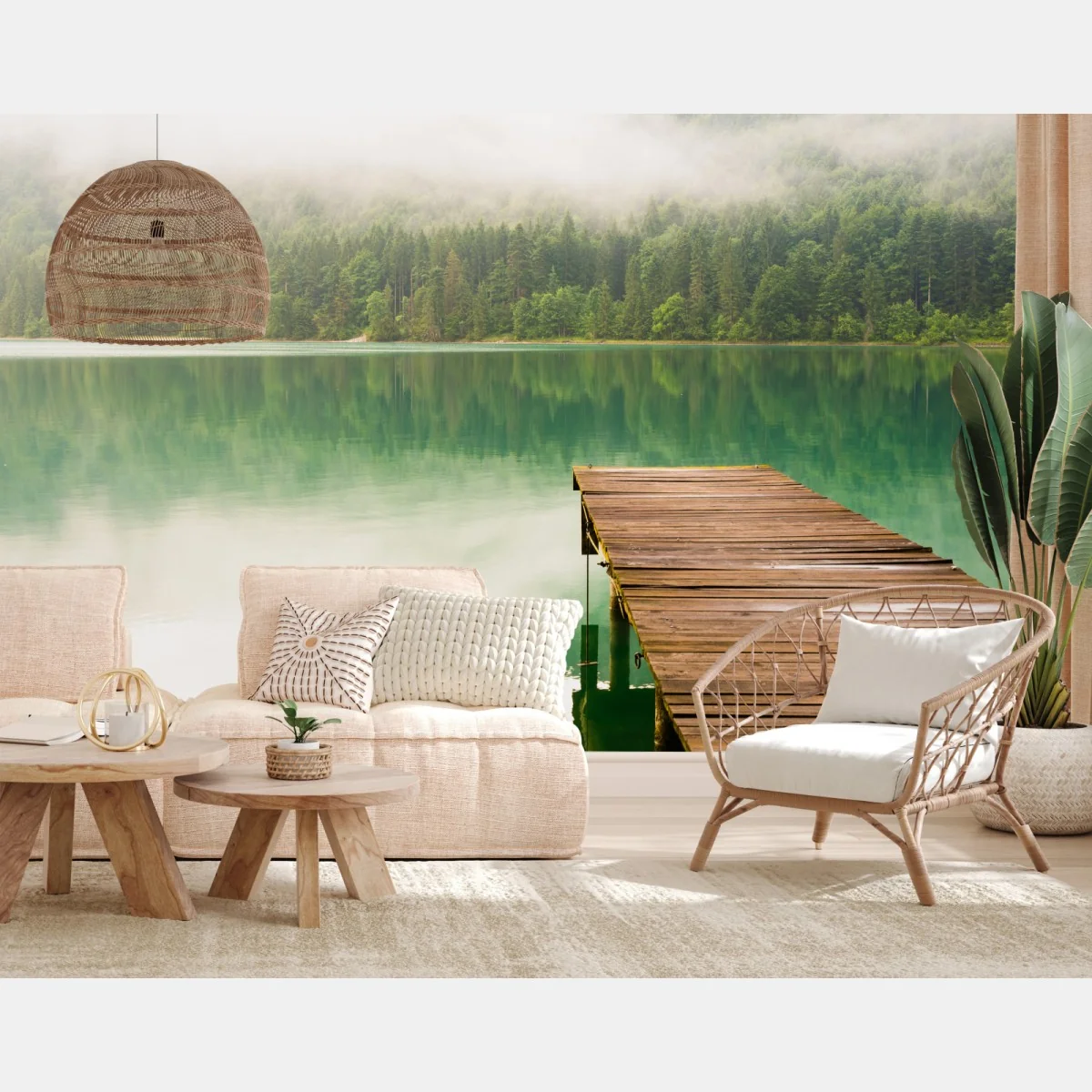 Fototapeta mglisty widok jeziora z drewnianym pomostem – Wallissimo® Fototapeta mglisty widok jeziora z drewnianym pomostem – Wallissimo®