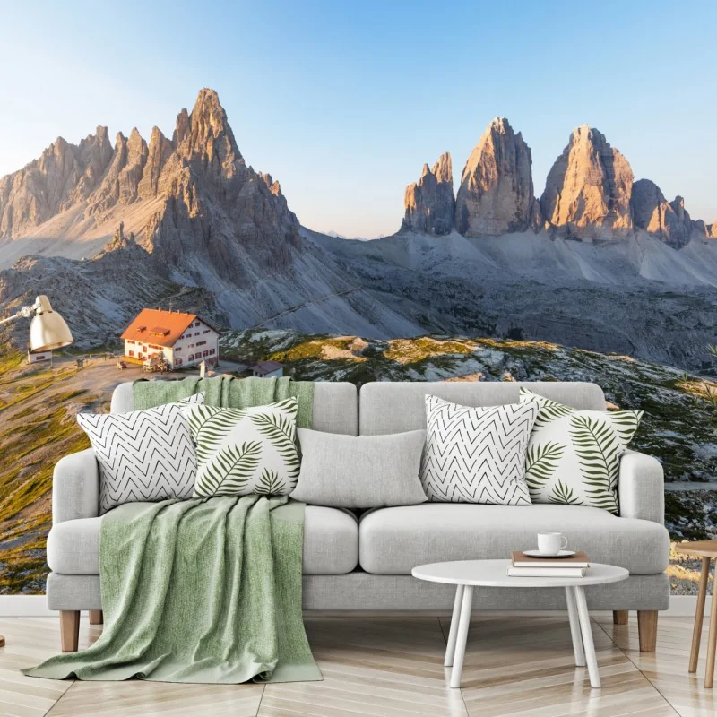 Fototapeta oświetlone słońcem schronisko w górach – Wallissimo® Fototapeta oświetlone słońcem schronisko w górach – Wallissimo®