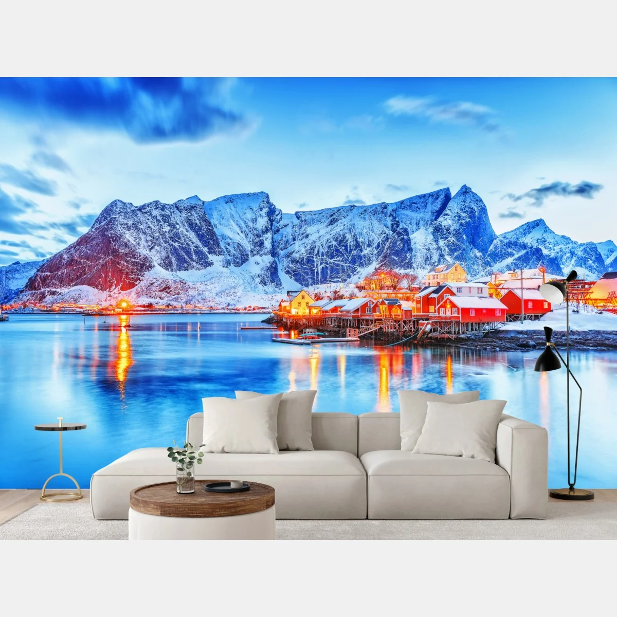 Fototapeta zaśnieżona nadmorska wioska u stóp gór – Wallissimo® Fototapeta zaśnieżona nadmorska wioska u stóp gór – Wallissimo®