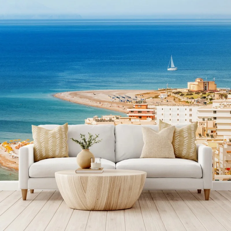 Fototapeta słoneczna panorama nadmorskiego miasta z żaglówką – Wallissimo® Fototapeta słoneczna panorama nadmorskiego miasta z żaglówką – Wallissimo®
