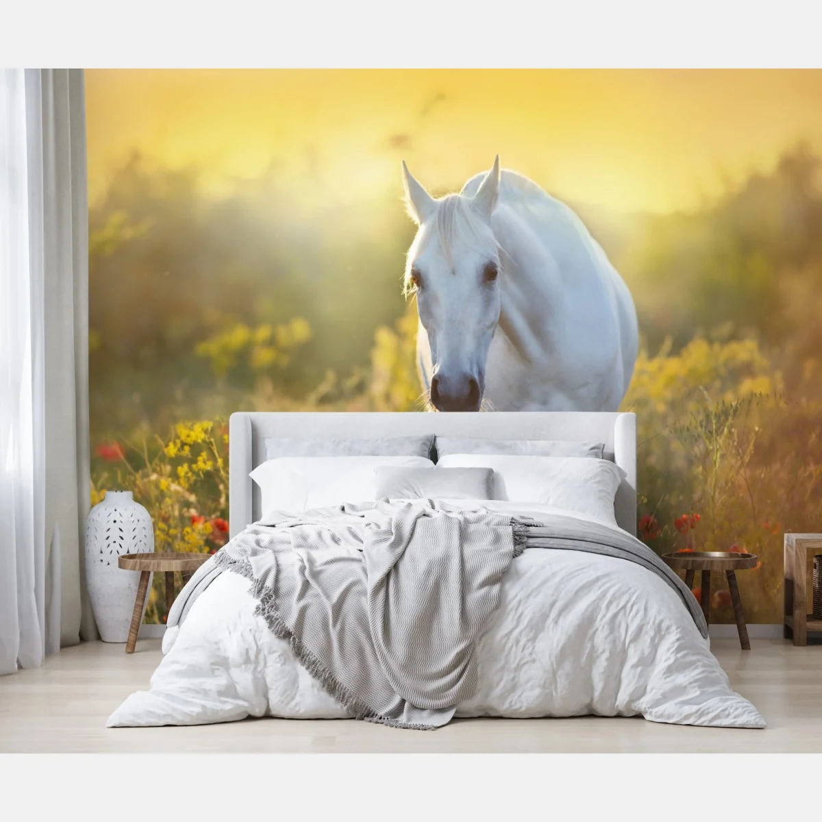 Fototapeta biały koń na łące maków o wschodzie słońca – Wallissimo® Fototapeta biały koń na łące maków o wschodzie słońca – Wallissimo®