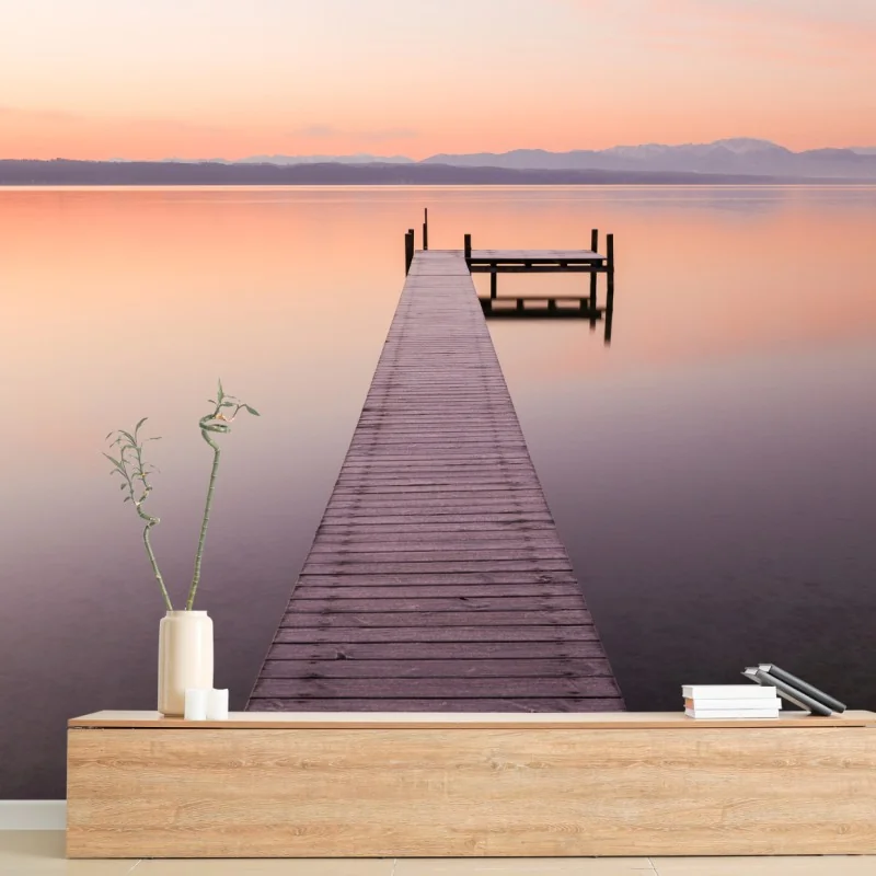 Fototapeta spokojne molo o wschodzie nad pastelowym jeziorem – Wallissimo® Fototapeta spokojne molo o wschodzie nad pastelowym jeziorem – Wallissimo®