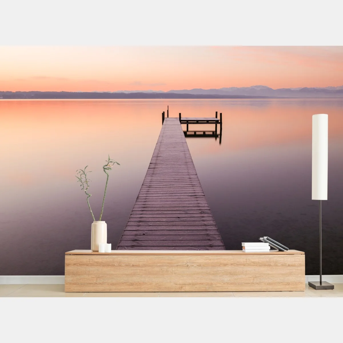 Fototapeta spokojne molo o wschodzie nad pastelowym jeziorem – Wallissimo® Fototapeta spokojne molo o wschodzie nad pastelowym jeziorem – Wallissimo®