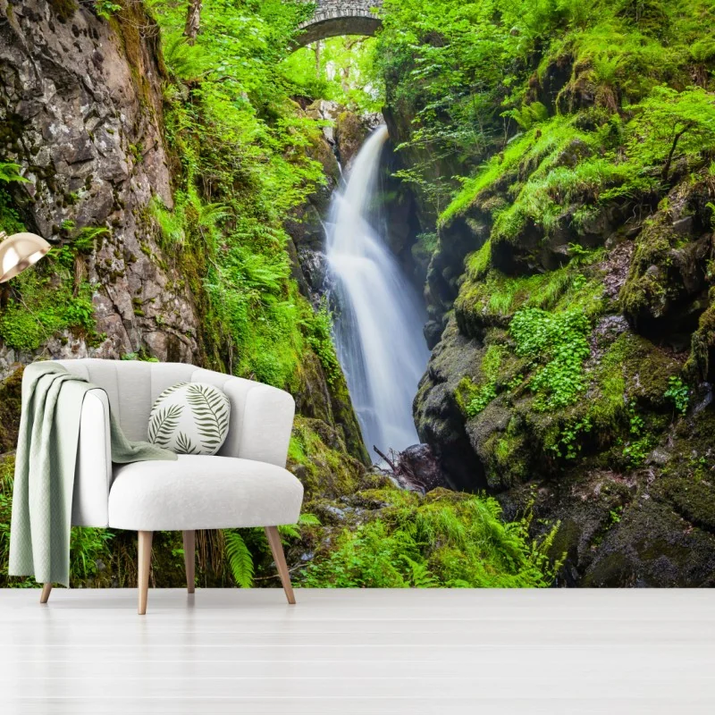 Fototapeta wodospad w mchem porośniętym wąwozie z kamiennym mostem – Wallissimo® Fototapeta wodospad w mchem porośniętym wąwozie z kamiennym mostem – Wallissimo®