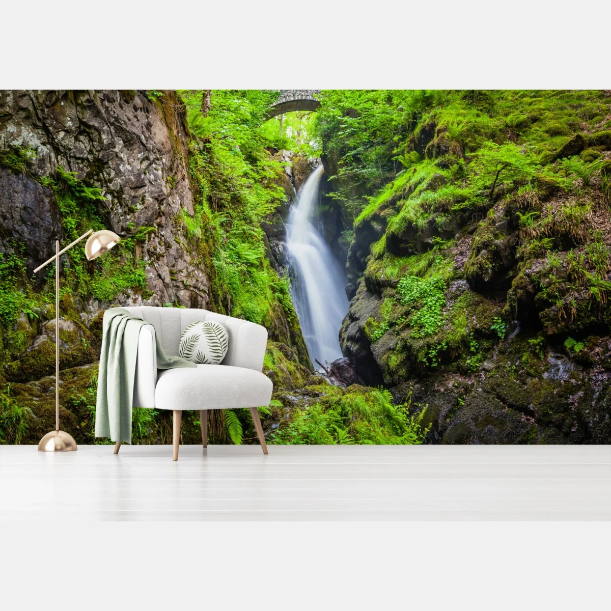 Fototapeta wodospad w mchem porośniętym wąwozie z kamiennym mostem – Wallissimo® Fototapeta wodospad w mchem porośniętym wąwozie z kamiennym mostem – Wallissimo®