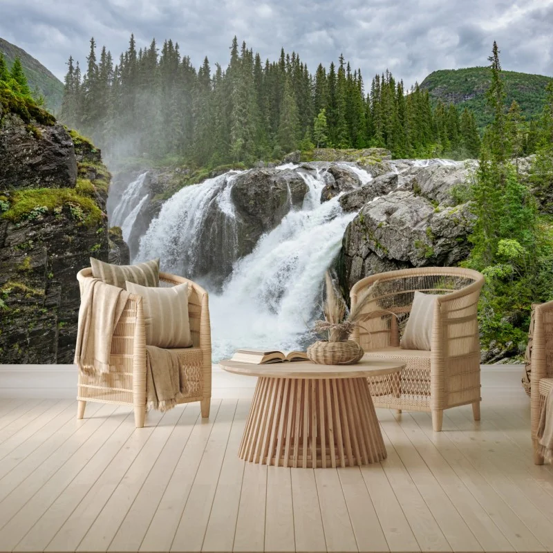 Fototapeta mglisty wodospad w bujnym sosnowym lesie – Wallissimo® Fototapeta mglisty wodospad w bujnym sosnowym lesie – Wallissimo®