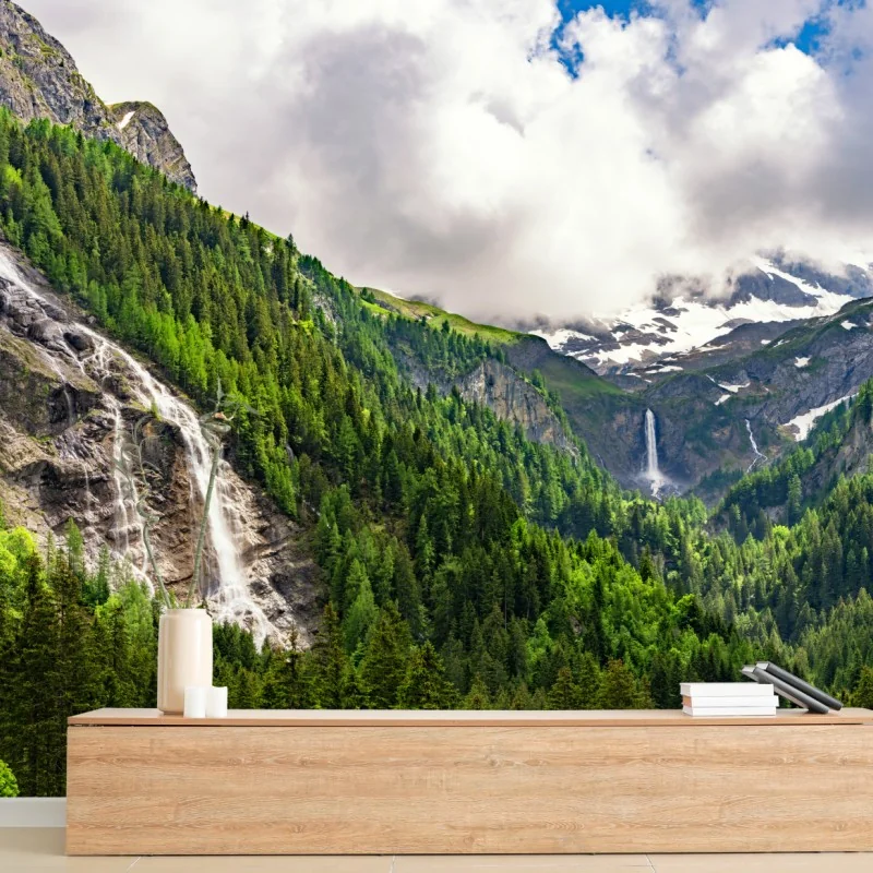 Fototapeta mglisty alpejski wodospad nad zieloną doliną – Wallissimo® Fototapeta mglisty alpejski wodospad nad zieloną doliną – Wallissimo®