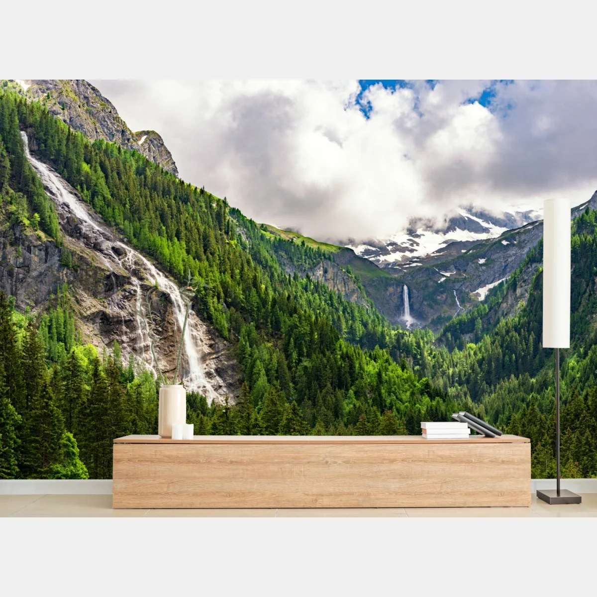 Fototapeta mglisty alpejski wodospad nad zieloną doliną – Wallissimo® Fototapeta mglisty alpejski wodospad nad zieloną doliną – Wallissimo®