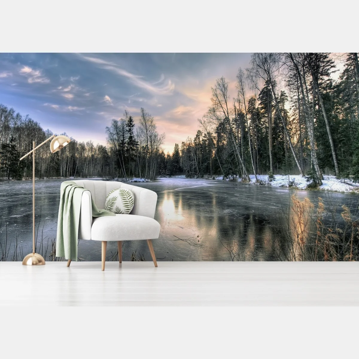 Fototapeta zamarznięte jezioro o świcie z leśnym odbiciem – Wallissimo® Fototapeta zamarznięte jezioro o świcie z leśnym odbiciem – Wallissimo®