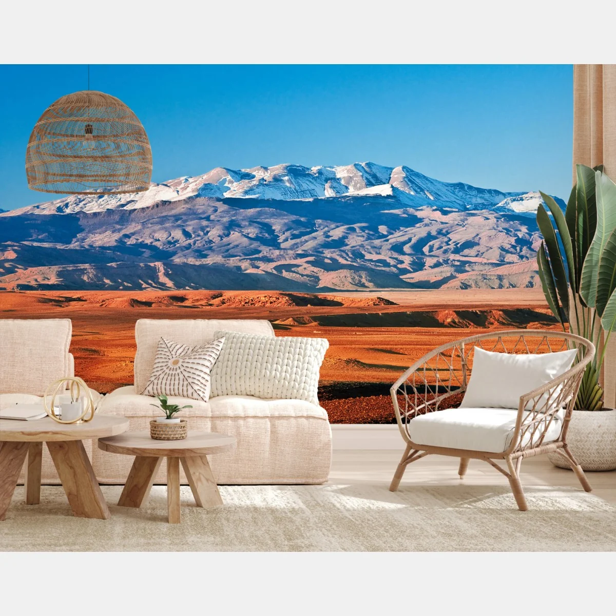 Fototapeta pustynia oświetlona słońcem z zaśnieżonymi górami – Wallissimo® Fototapeta pustynia oświetlona słońcem z zaśnieżonymi górami – Wallissimo®