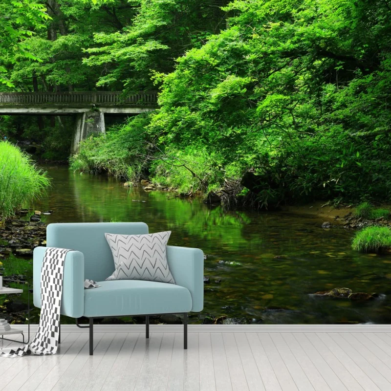 Fototapeta bujny zielony las z strumieniem i kamiennym mostem – Wallissimo® Fototapeta bujny zielony las z strumieniem i kamiennym mostem – Wallissimo®