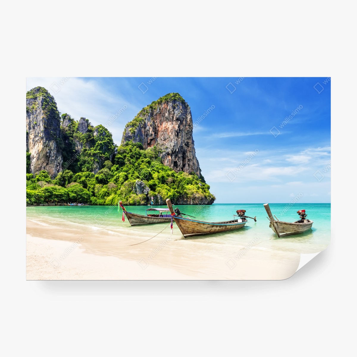 Fototapeta spokojne łodzie longtail na plaży Railay, Tajlandia – Wallissimo® Fototapeta spokojne łodzie longtail na plaży Railay, Tajlandia – Wallissimo®