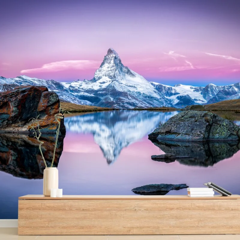 Fototapeta majestatyczny alpejski szczyt odbity w spokojnym jeziorze – Wallissimo® Fototapeta majestatyczny alpejski szczyt odbity w spokojnym jeziorze – Wallissimo®
