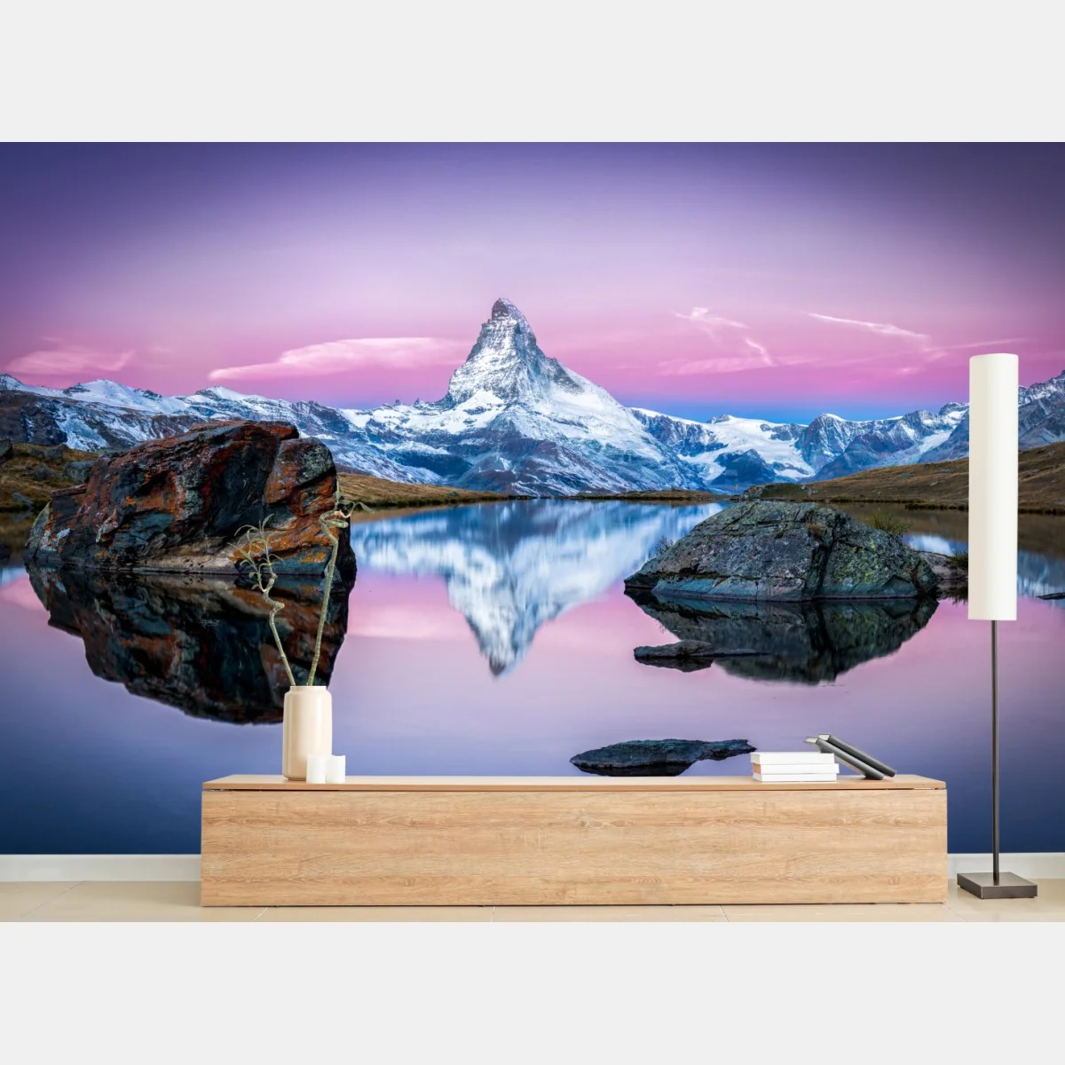 Fototapeta majestatyczny alpejski szczyt odbity w spokojnym jeziorze – Wallissimo® Fototapeta majestatyczny alpejski szczyt odbity w spokojnym jeziorze – Wallissimo®