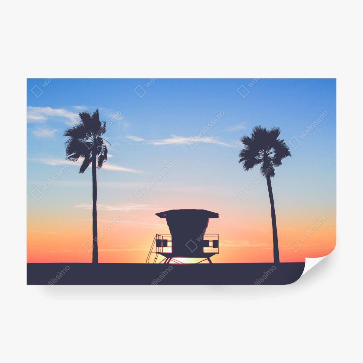 Fototapeta zachód słońca nad plażą z sylwetką wieży ratownika – Wallissimo®