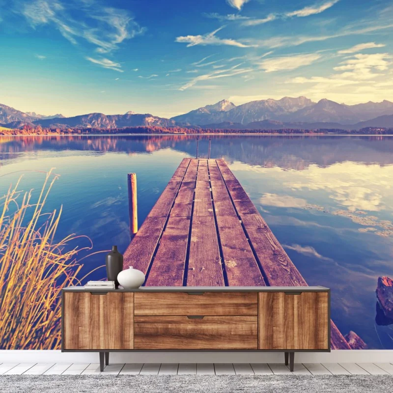 Fototapeta drewniany pomost nad górskim jeziorem – Wallissimo® Fototapeta drewniany pomost nad górskim jeziorem – Wallissimo®