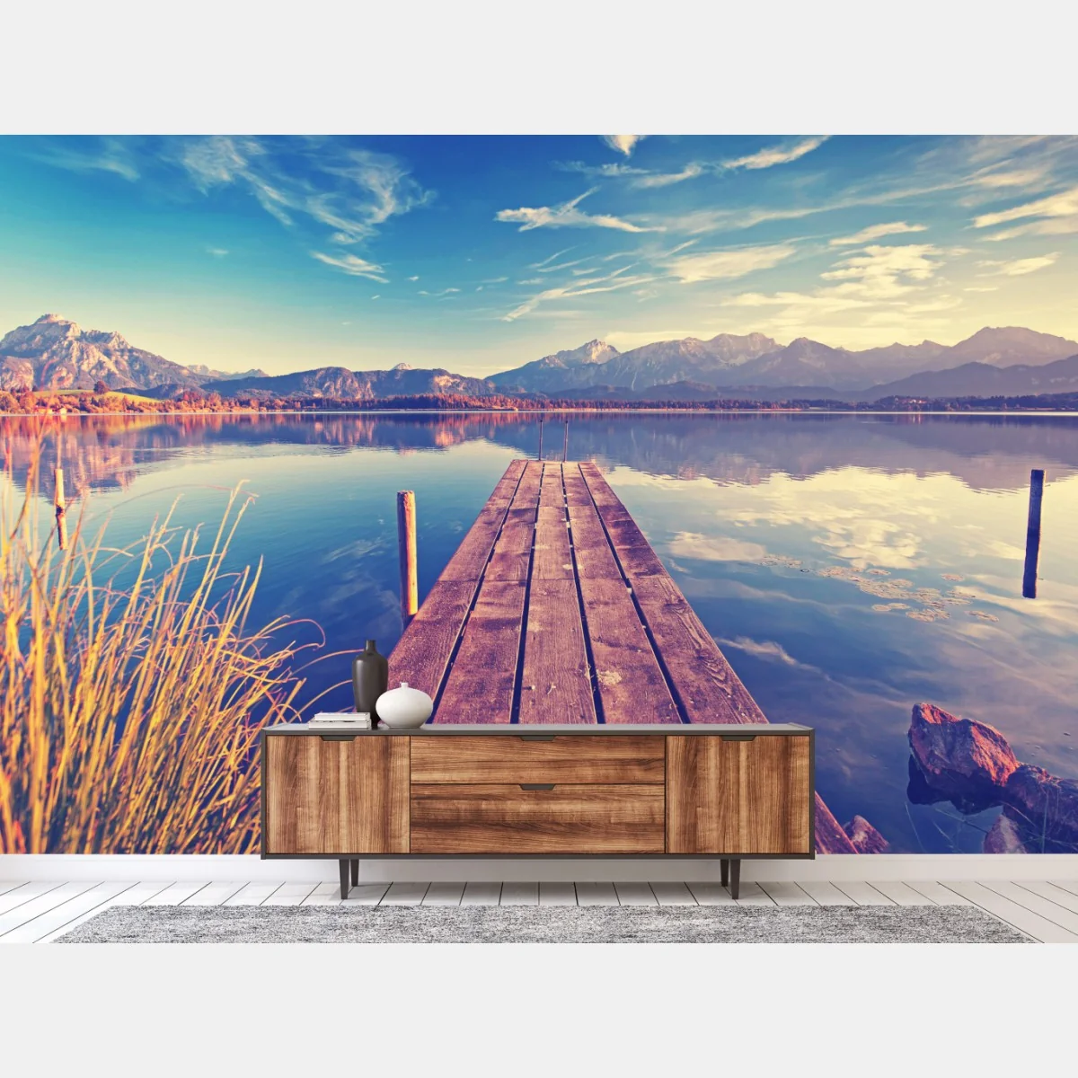 Fototapeta drewniany pomost nad górskim jeziorem – Wallissimo® Fototapeta drewniany pomost nad górskim jeziorem – Wallissimo®