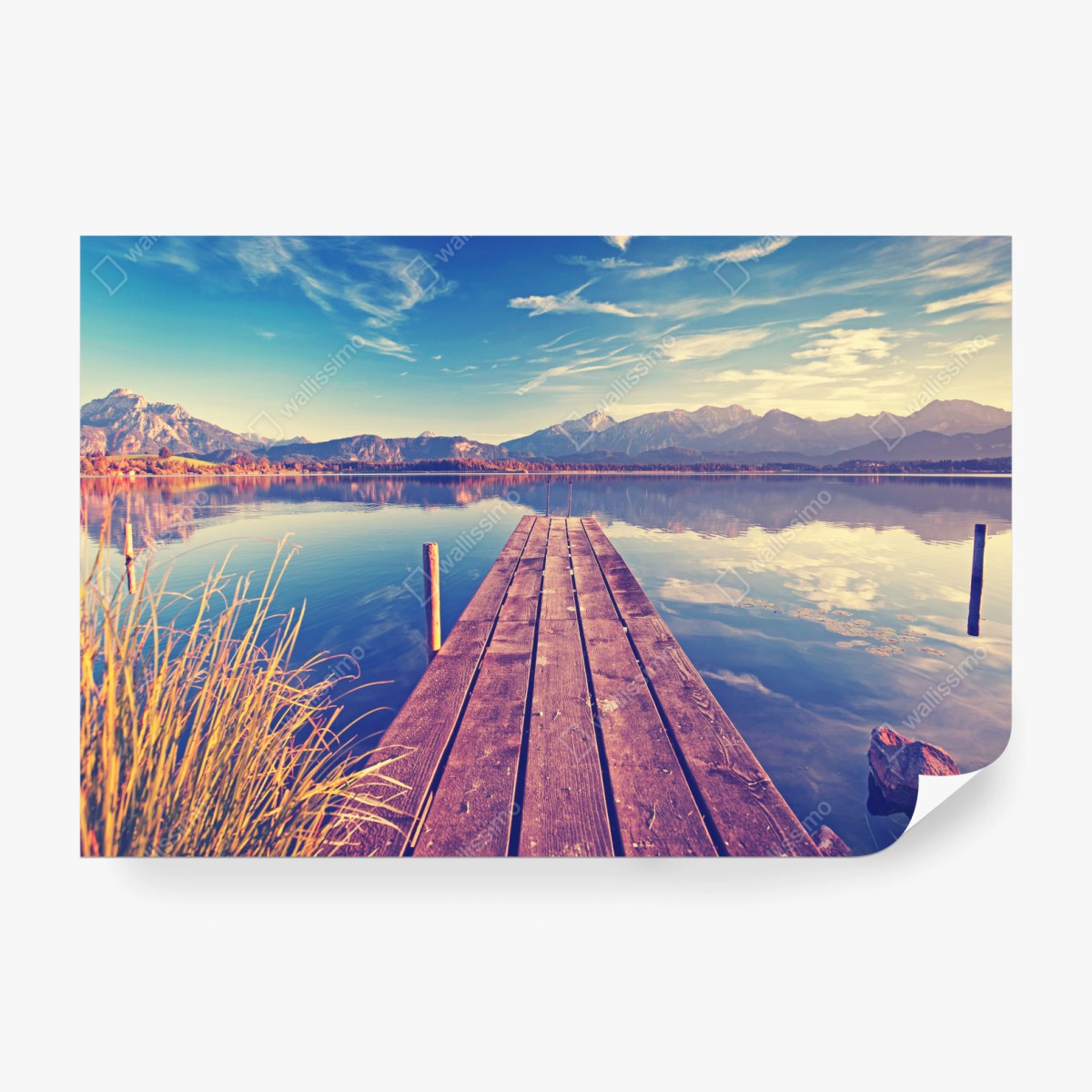 Fototapeta drewniany pomost nad górskim jeziorem – Wallissimo® Fototapeta drewniany pomost nad górskim jeziorem – Wallissimo®