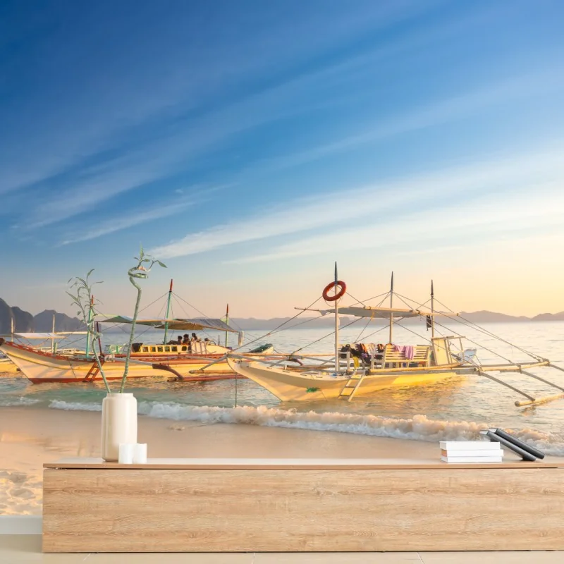 Fototapeta tropikalna plaża o zachodzie słońca z łodziami – Wallissimo® Fototapeta tropikalna plaża o zachodzie słońca z łodziami – Wallissimo®