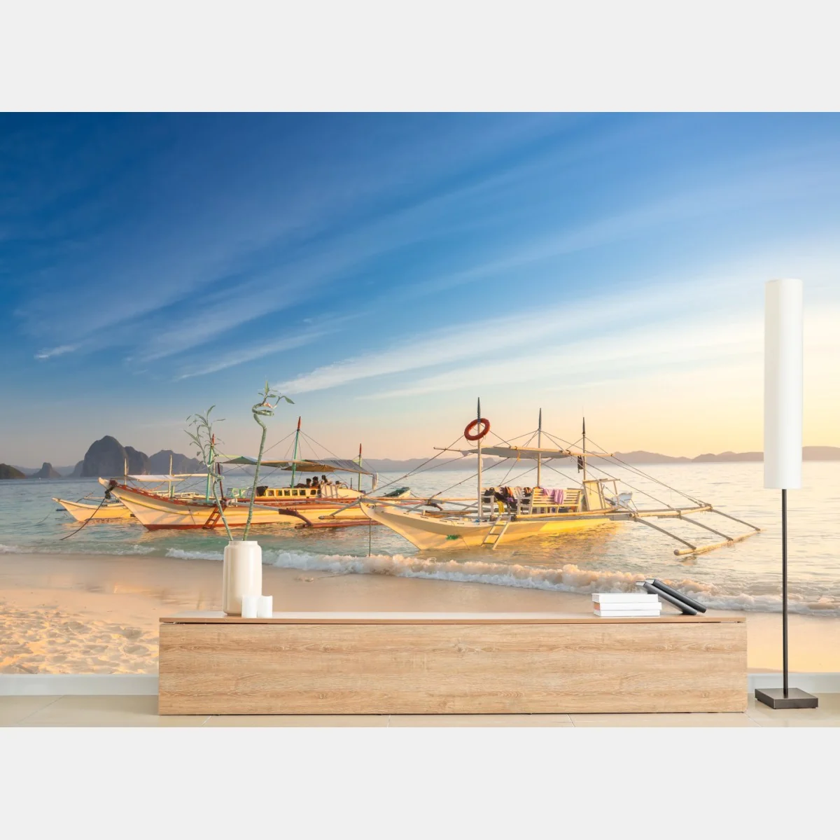 Fototapeta tropikalna plaża o zachodzie słońca z łodziami – Wallissimo® Fototapeta tropikalna plaża o zachodzie słońca z łodziami – Wallissimo®