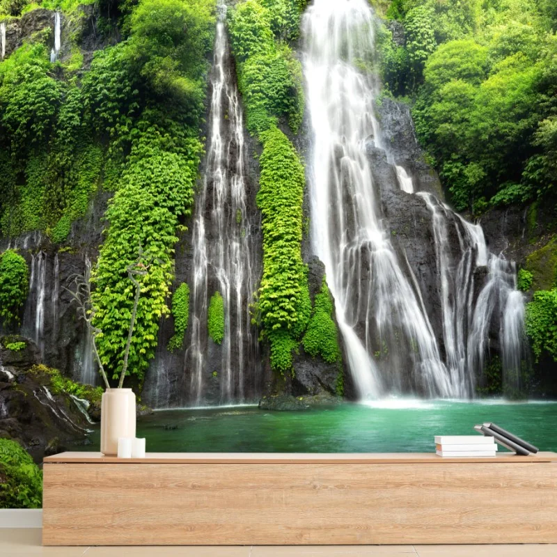 Fototapeta spokojny wodospad w szmaragdowym lesie – Wallissimo® Fototapeta spokojny wodospad w szmaragdowym lesie – Wallissimo®
