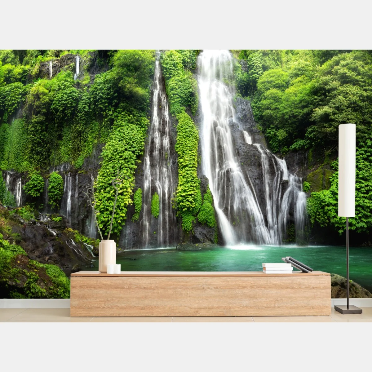 Fototapeta spokojny wodospad w szmaragdowym lesie – Wallissimo® Fototapeta spokojny wodospad w szmaragdowym lesie – Wallissimo®