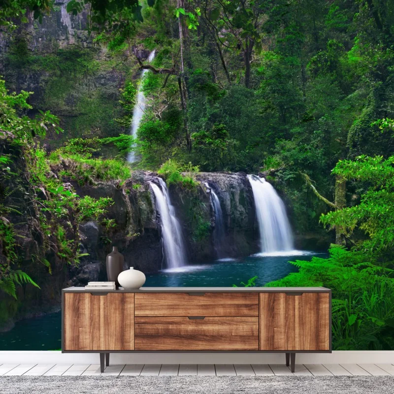 Fototapeta uspokajający wodospad w szmaragdowym lesie – Wallissimo® Fototapeta uspokajający wodospad w szmaragdowym lesie – Wallissimo®