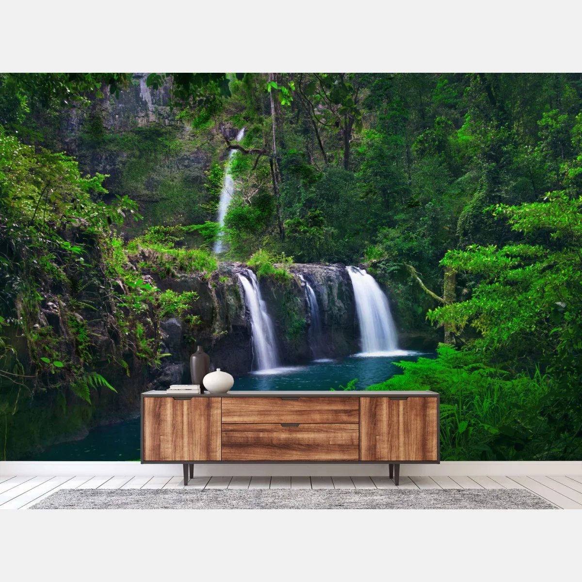 Fototapeta uspokajający wodospad w szmaragdowym lesie – Wallissimo® Fototapeta uspokajający wodospad w szmaragdowym lesie – Wallissimo®