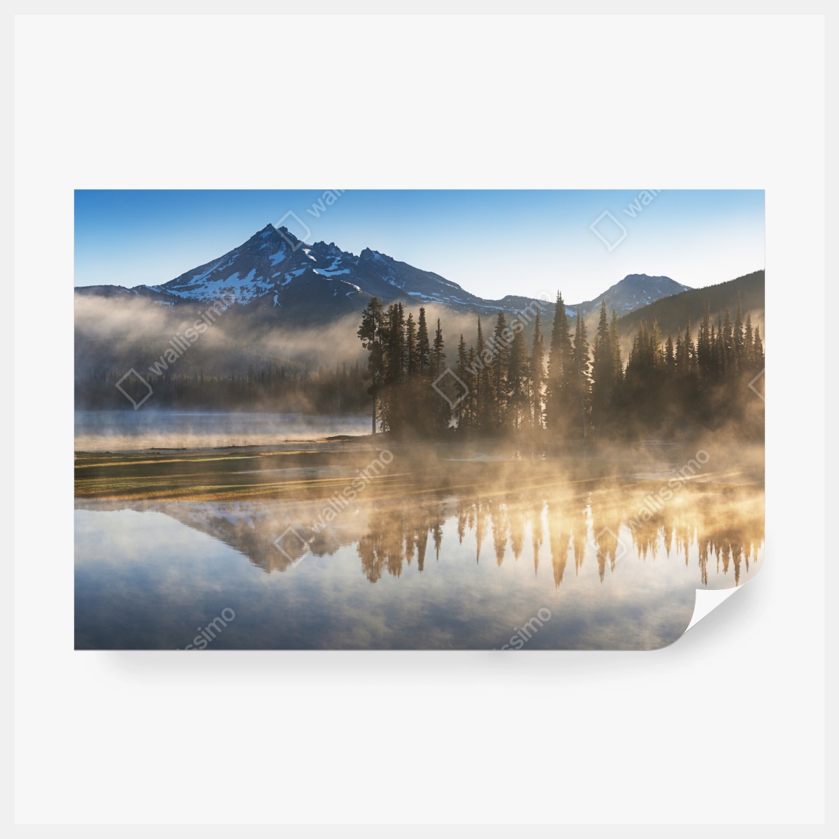 Fototapeta mglista góra odbita w jeziorze o świcie – Wallissimo® Fototapeta mglista góra odbita w jeziorze o świcie – Wallissimo®