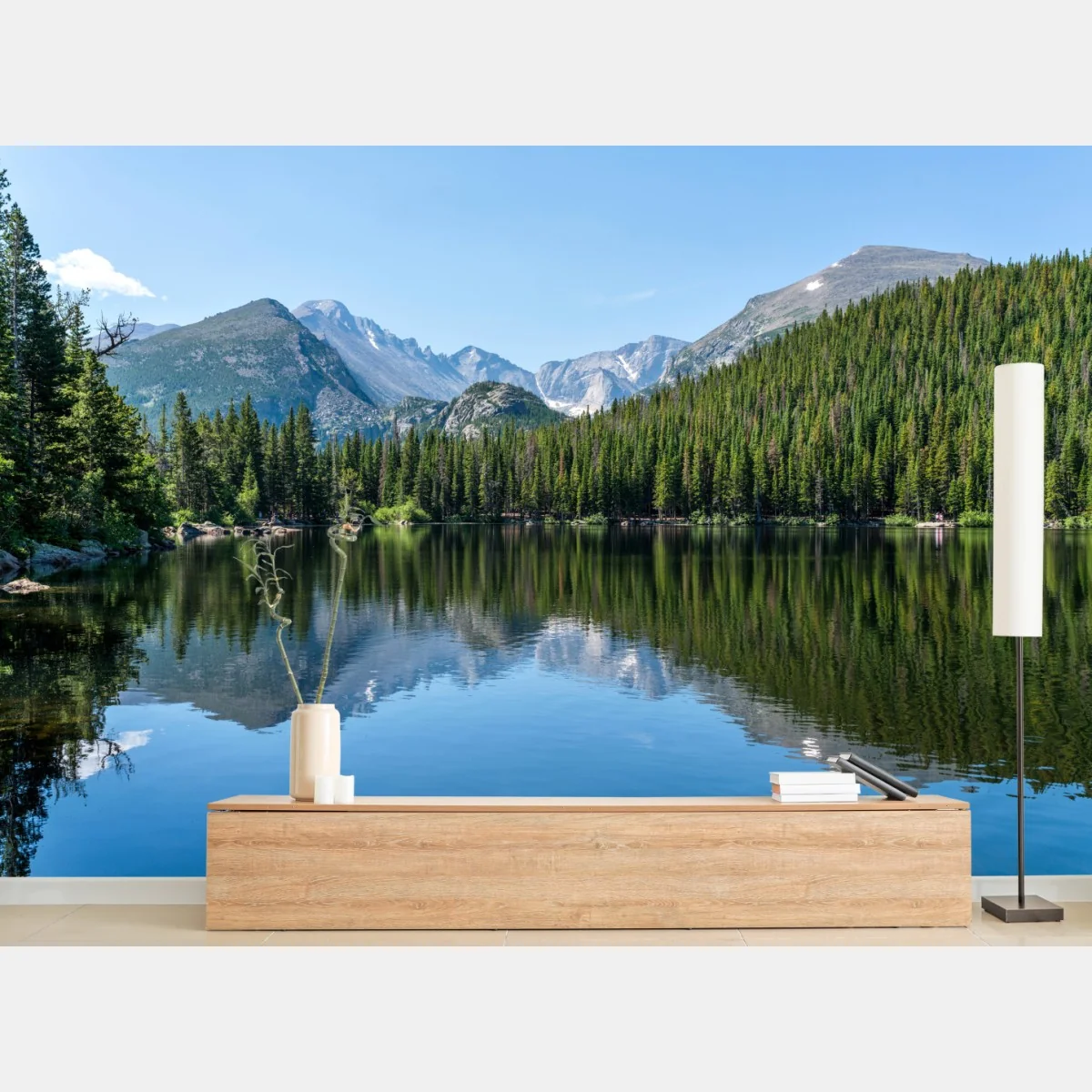 Fototapeta górskie jezioro z odbiciem lasu i szczytów – Wallissimo® Fototapeta górskie jezioro z odbiciem lasu i szczytów – Wallissimo®