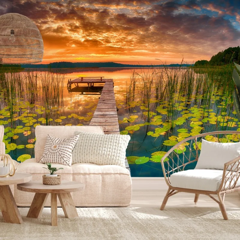 Fototapeta wschód słońca nad spokojnym jeziorem z drewnianym pomostem – Wallissimo® Fototapeta wschód słońca nad spokojnym jeziorem z drewnianym pomostem – Wallissimo®