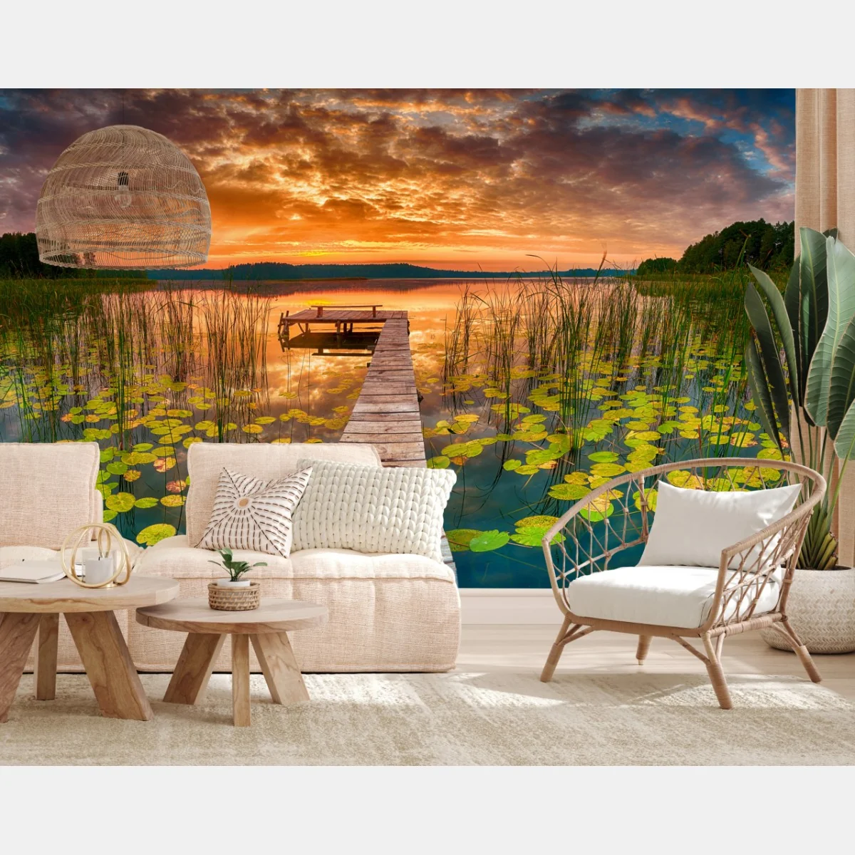 Fototapeta wschód słońca nad spokojnym jeziorem z drewnianym pomostem – Wallissimo® Fototapeta wschód słońca nad spokojnym jeziorem z drewnianym pomostem – Wallissimo®
