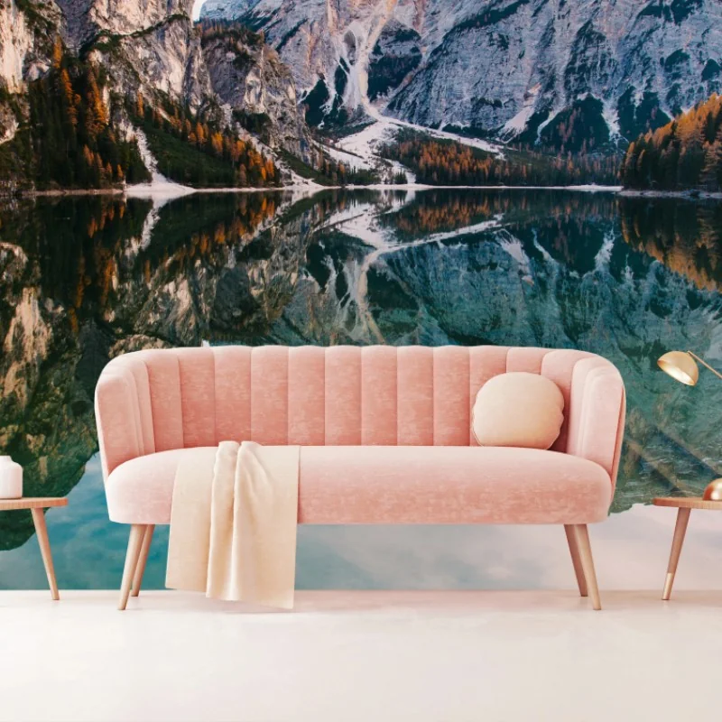 Fototapeta spokojne alpejskie jezioro z drewnianym pomostem – Wallissimo® Fototapeta spokojne alpejskie jezioro z drewnianym pomostem – Wallissimo®