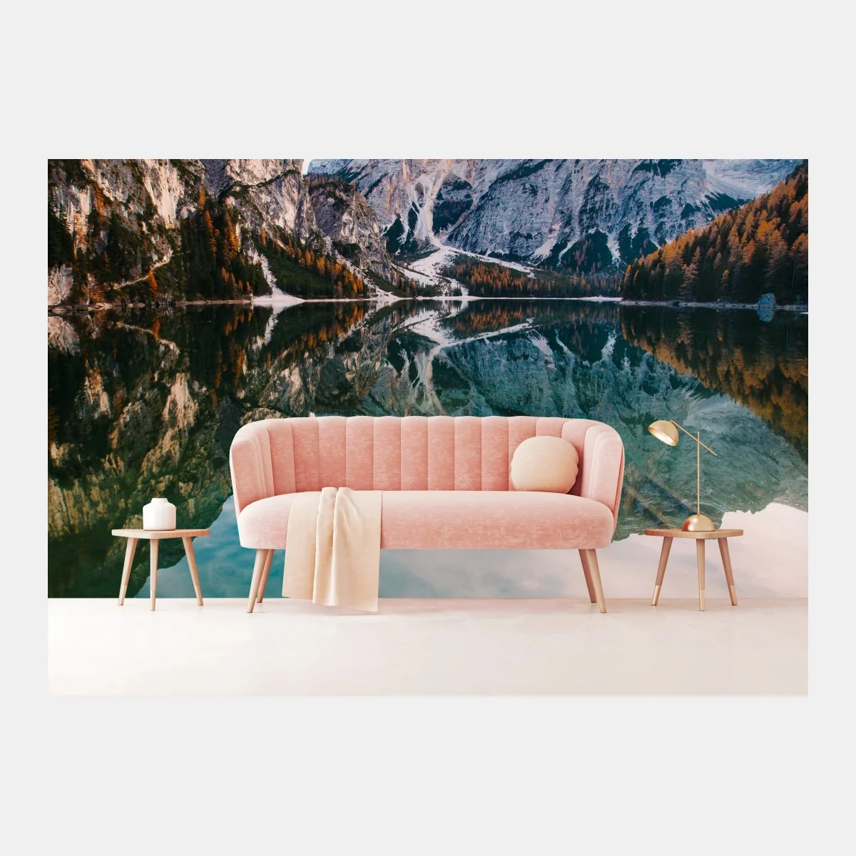 Fototapeta spokojne alpejskie jezioro z drewnianym pomostem – Wallissimo® Fototapeta spokojne alpejskie jezioro z drewnianym pomostem – Wallissimo®