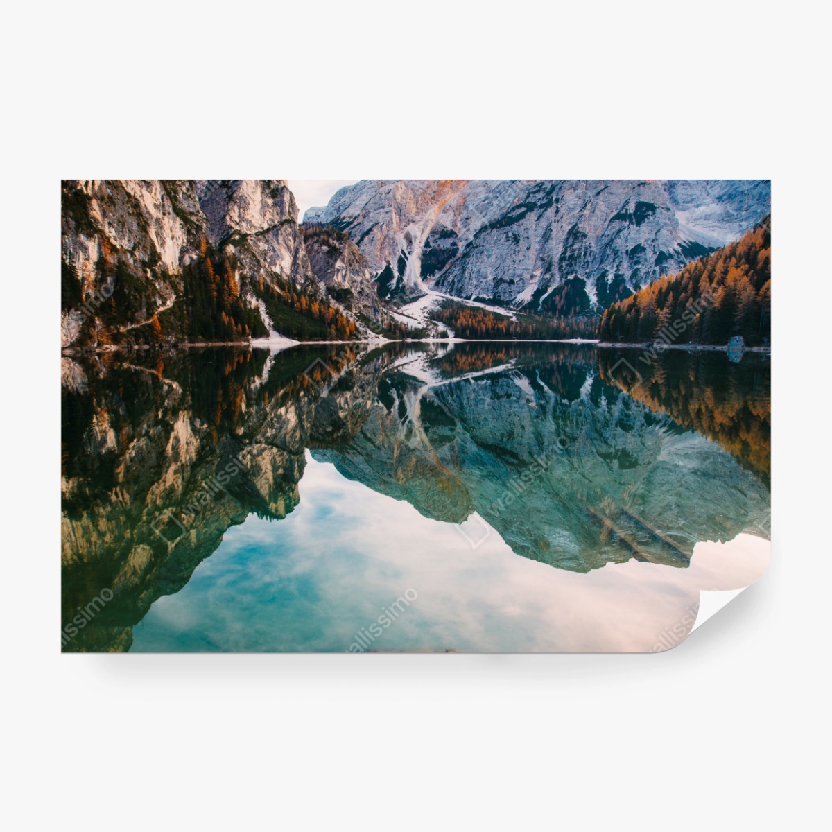 Fototapeta spokojne alpejskie jezioro z drewnianym pomostem – Wallissimo® Fototapeta spokojne alpejskie jezioro z drewnianym pomostem – Wallissimo®