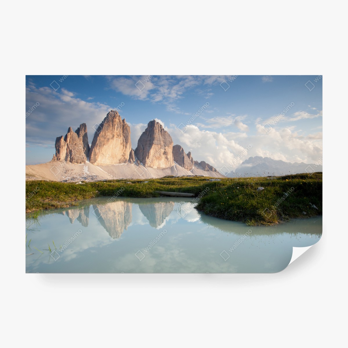 Fototapeta słoneczne alpejskie szczyty odbite w spokojnym jeziorze – Wallissimo® Fototapeta słoneczne alpejskie szczyty odbite w spokojnym jeziorze – Wallissimo®