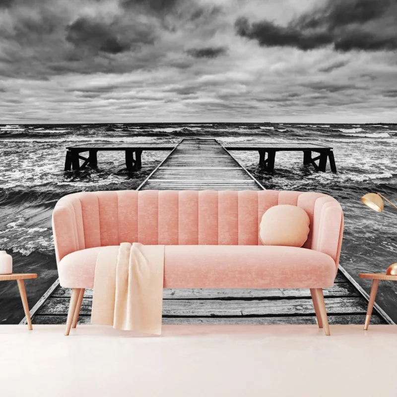 Fototapeta dramatyczne czarno-białe molo prowadzące w burzliwe morze – Wallissimo® Fototapeta dramatyczne czarno-białe molo prowadzące w burzliwe morze – Wallissimo®