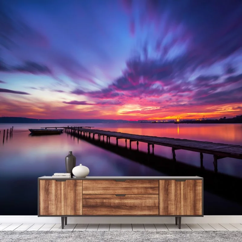 Fototapeta zachód słońca nad spokojnym jeziorem z drewnianym pomostem – Wallissimo®