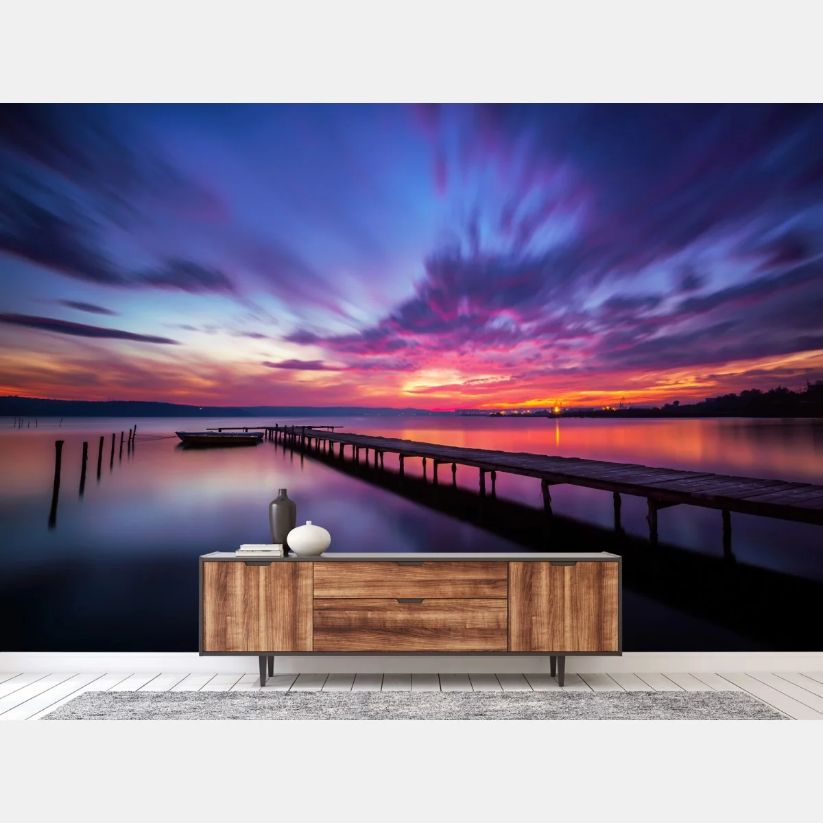 Fototapeta zachód słońca nad spokojnym jeziorem z drewnianym pomostem – Wallissimo®