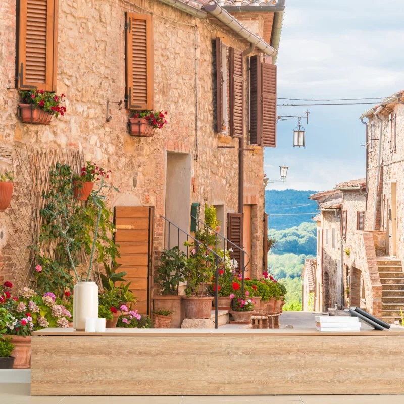 Fototapeta średniowieczna ulica w Toskanii z doniczkami z kwiatami – Wallissimo® Fototapeta średniowieczna ulica w Toskanii z doniczkami z kwiatami – Wallissimo®