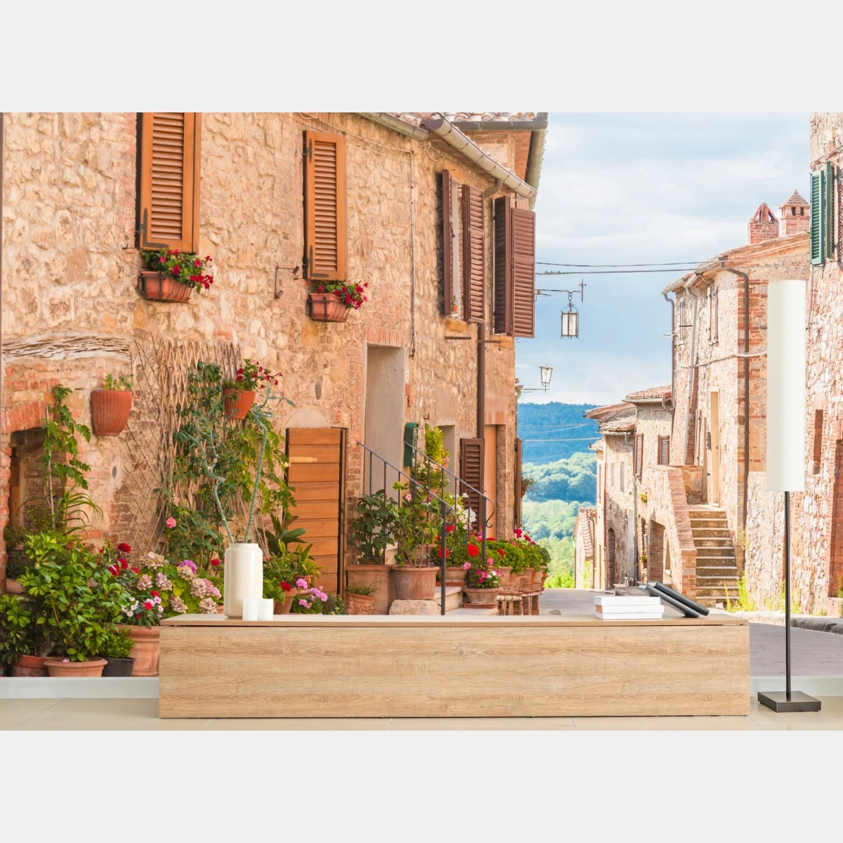 Fototapeta średniowieczna ulica w Toskanii z doniczkami z kwiatami – Wallissimo® Fototapeta średniowieczna ulica w Toskanii z doniczkami z kwiatami – Wallissimo®