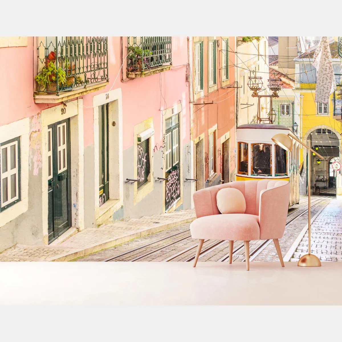 Fototapeta słoneczny tramwaj na pastelowej ulicy w Lizbonie – Wallissimo® Fototapeta słoneczny tramwaj na pastelowej ulicy w Lizbonie – Wallissimo®
